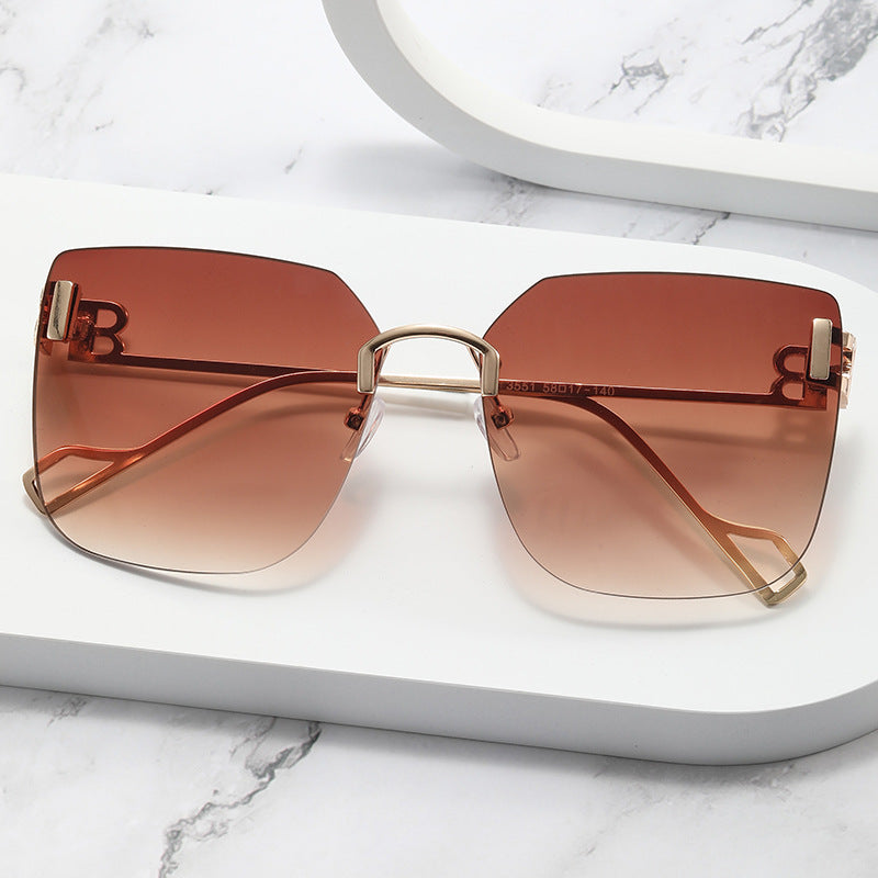Dame elegant firkantet solbrille med gullfarget metalramme Skanto