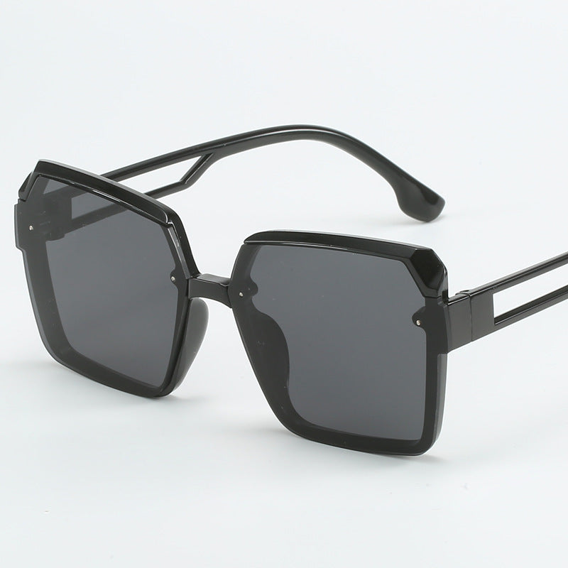 Dame moteriktig kvadratisk solbrille med filigran design Skanto