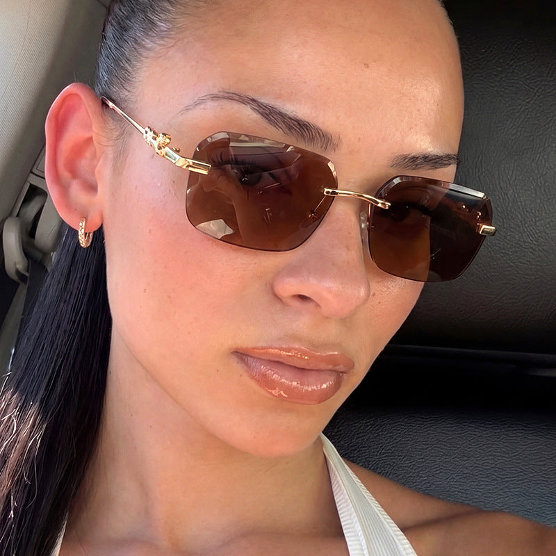 Women's Fashionable Square Sunglasses with Elegant Gold Frame and Protective UV Filter Skanto