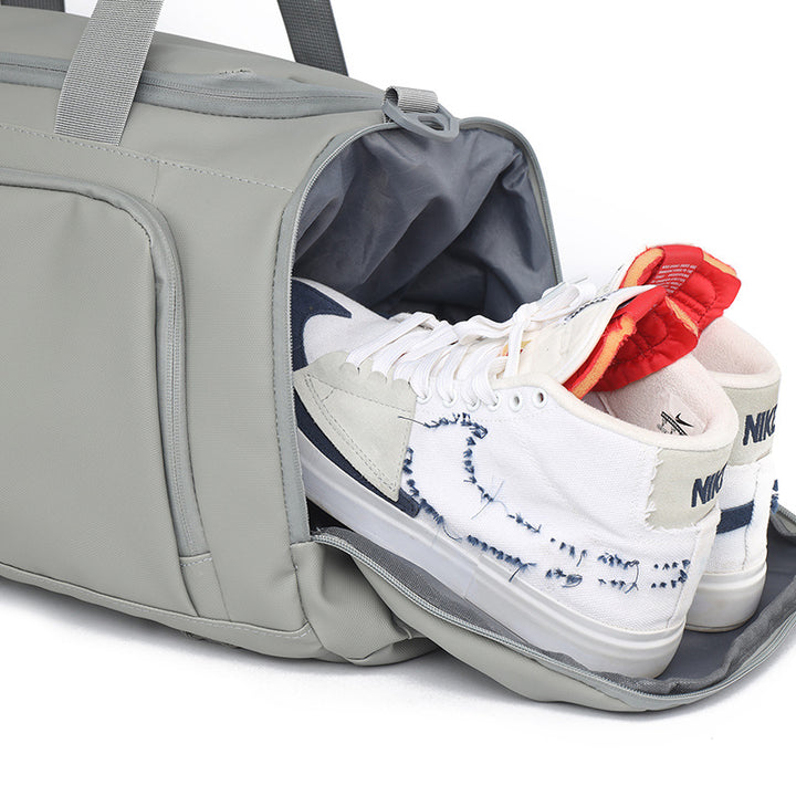 Romslig sportduffelbag med praktiske rom Skanto