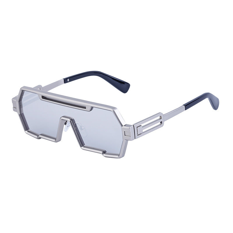 Dame motorisert solbrille i futuristisk design med bred ramme Skanto