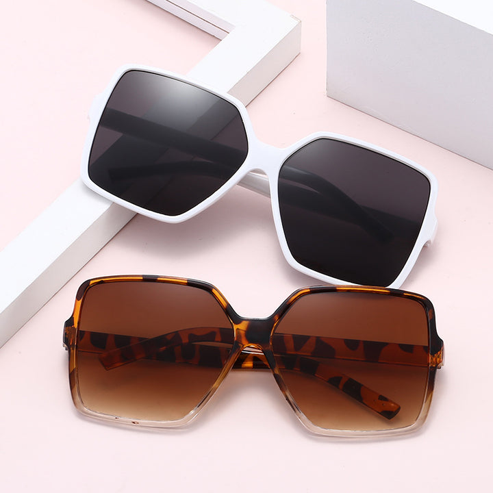 Dame oversized kvadratisk solbrille med elegant ramme Skanto