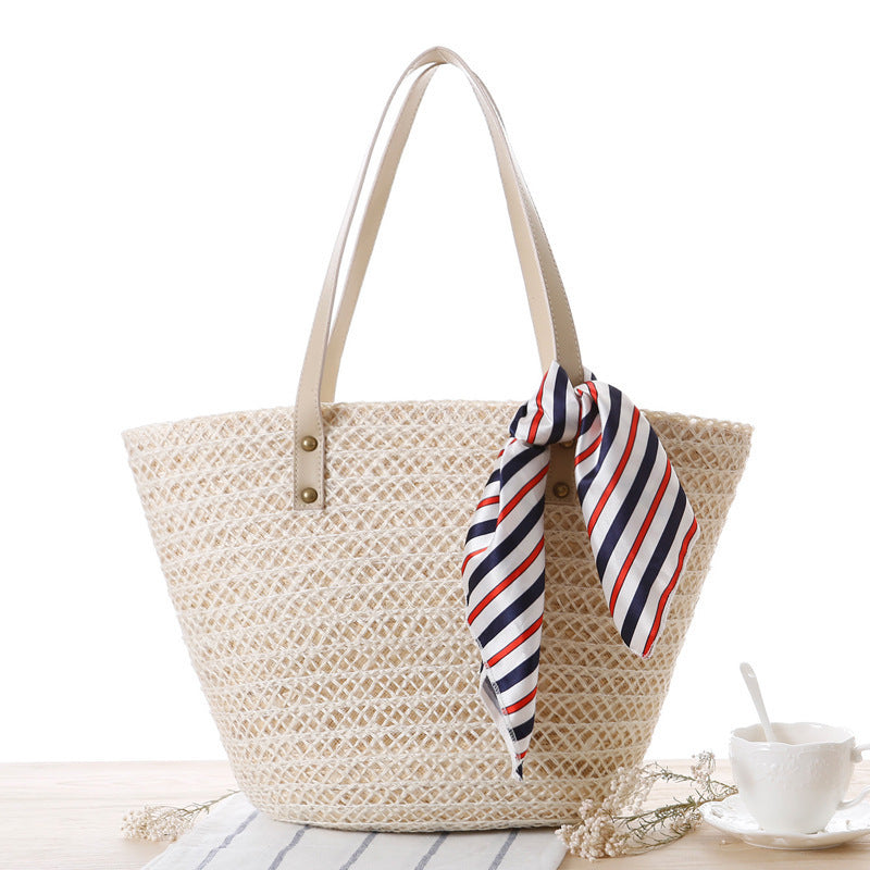 Straw bag with modern knot closure Skanto