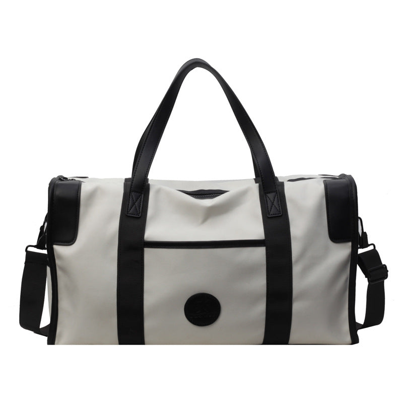 Sporty fritid duffel bag med slitesterkt materiale og justerbar skulderreim Skanto