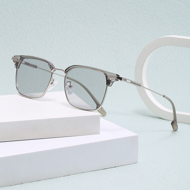 Dame kvadratisk solbrille med lett metallramme og brede stenger Skanto