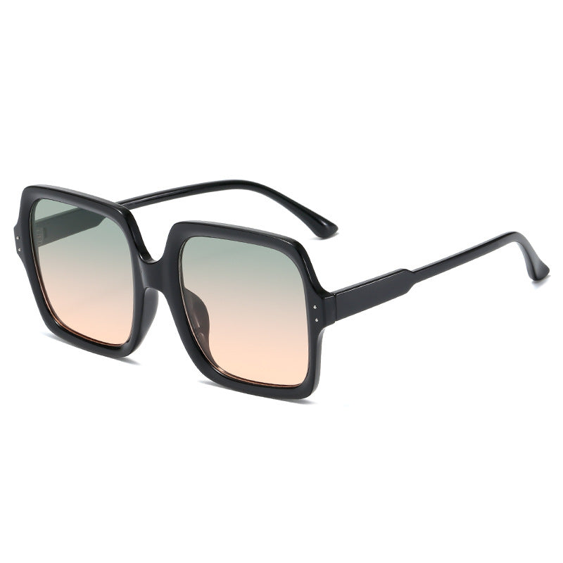 Dame moteriktig oversized solbrille med moderne design Skanto