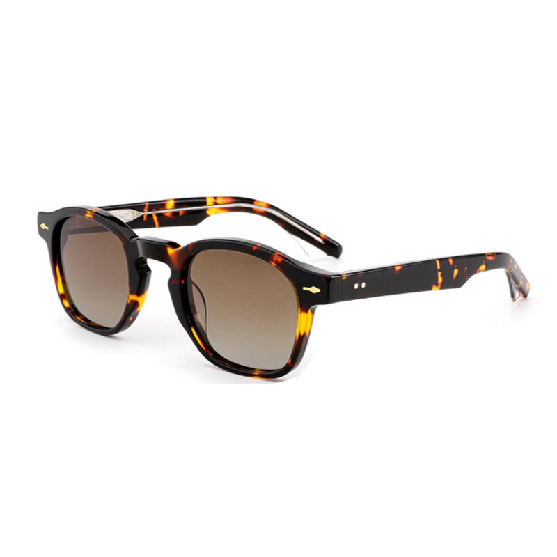 Dame solbrille i stilfullt skilpadde-design Skanto
