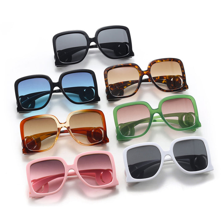 Dame solbrille i elegant kvadrat-design Skanto