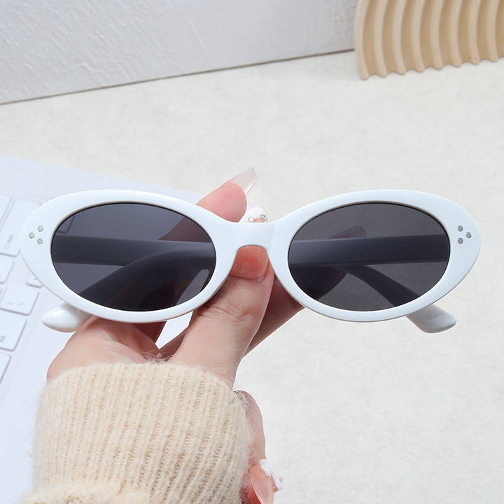 Damer moteriktig solbrille i elegant ovalt design Skanto