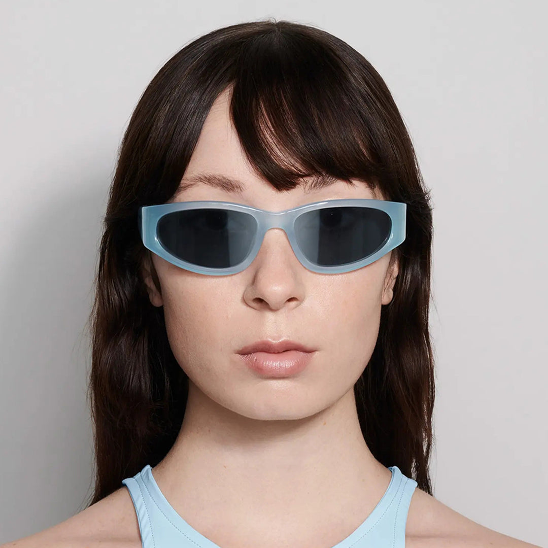 Dame moteriktig solbrille i futuristisk stil Skanto