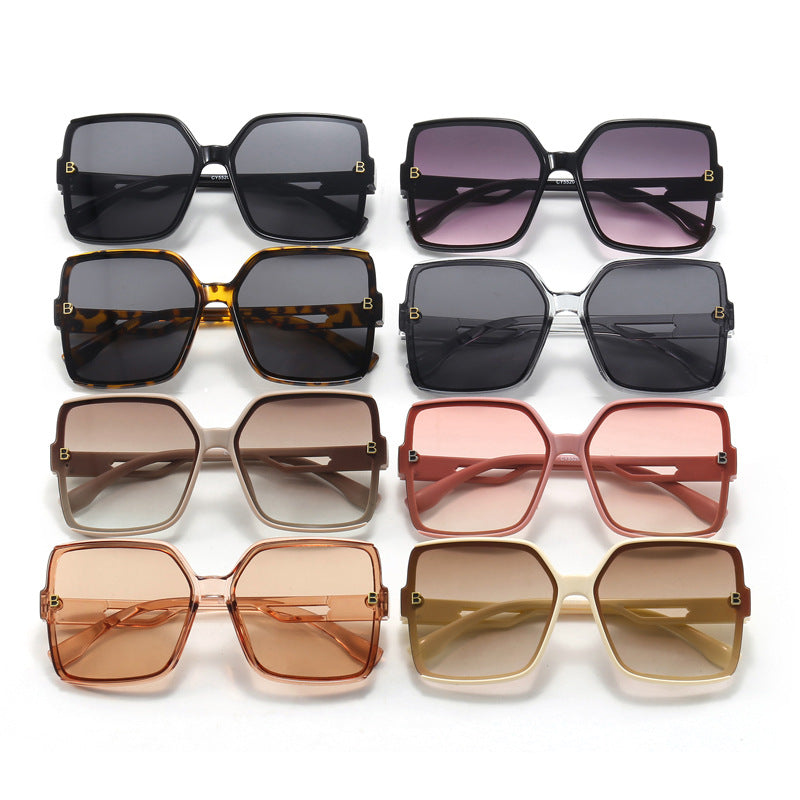 Dame moteriktig oversized solbrille med ekstravagante aksenter Skanto