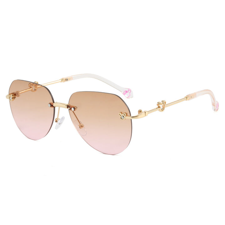 Dame lett geometrisk solbrille med unik ramme og speilede glass Skanto