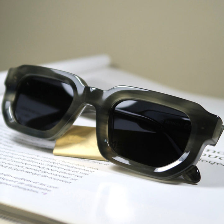 Dame solbrille i moderne geometrisk design fra Skanto
