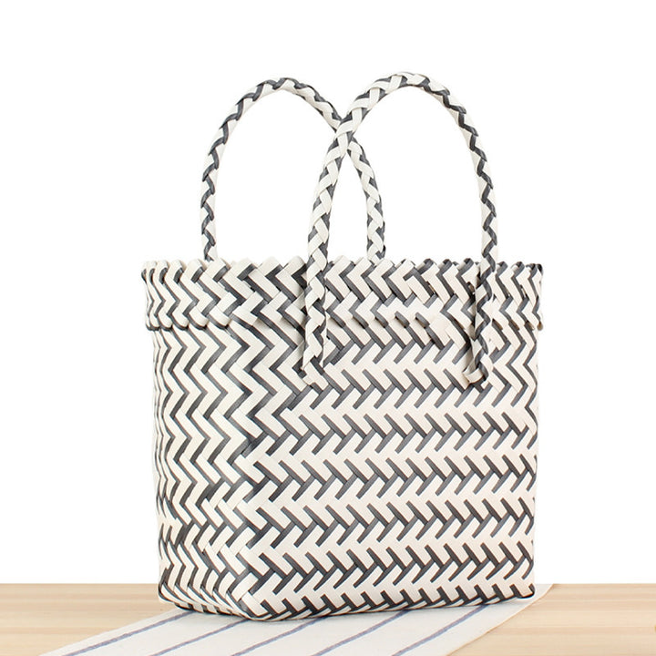 Practical shoulder bag with geometric pattern Skanto