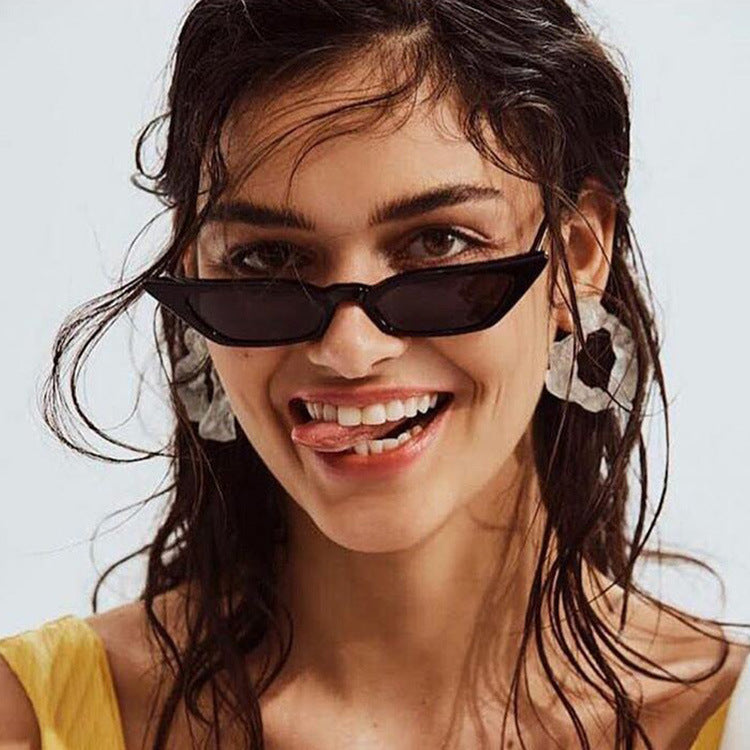 Dame geometrisk solbrille i trendy skjolddesign Skanto