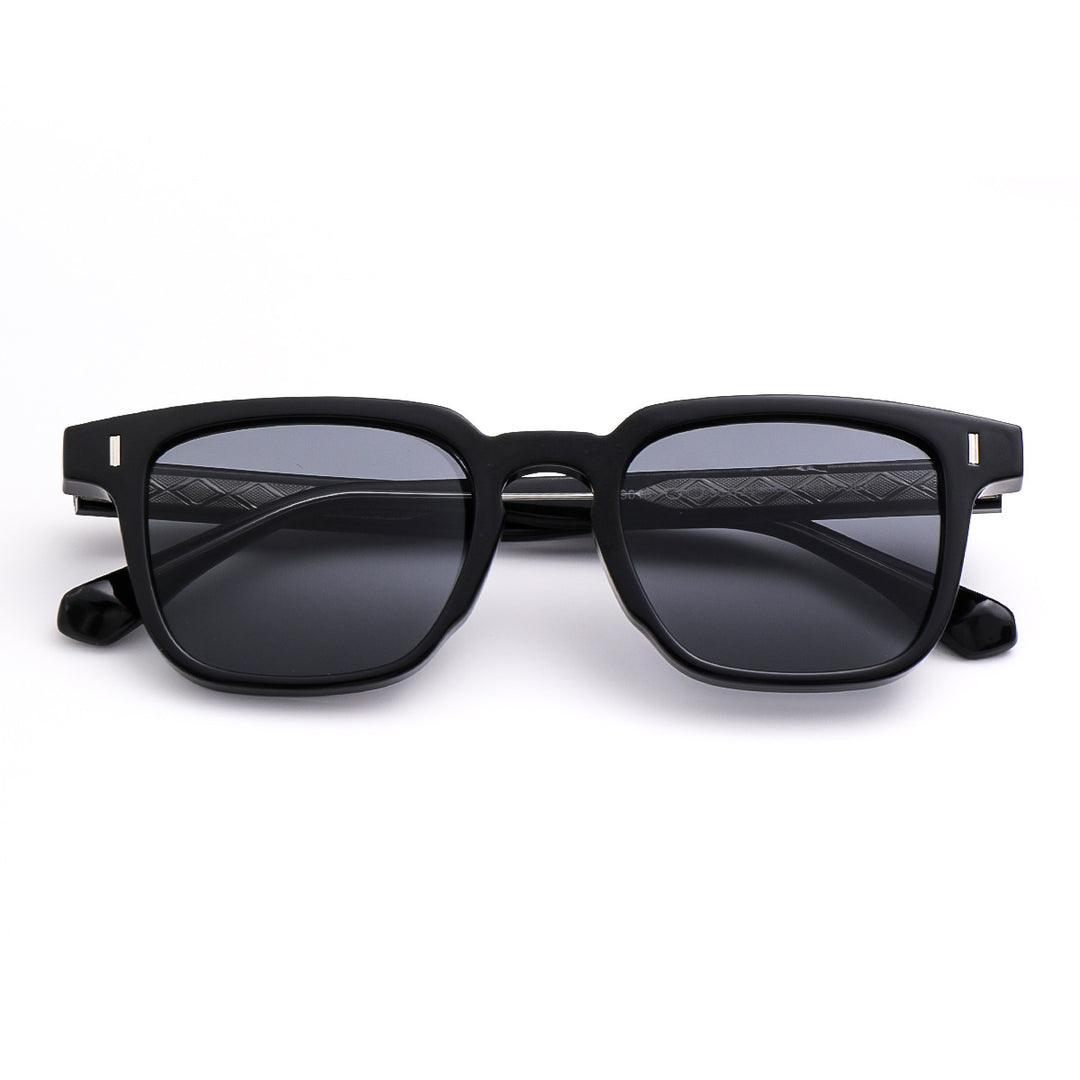 Dame solbrille i moderne statementstil med forsterket ramme Skanto