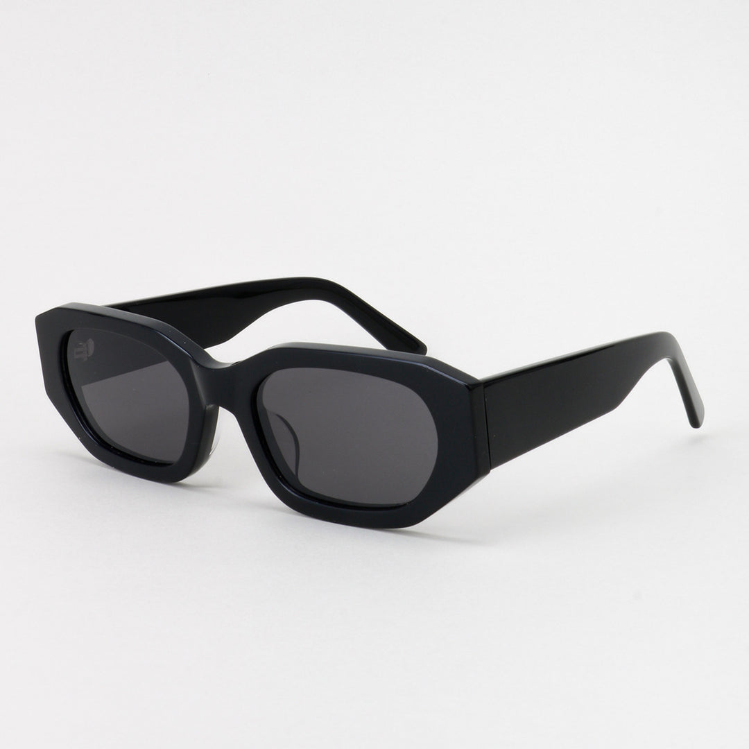 Dame moteriktig solbrille i stilfull, oversized design Skanto