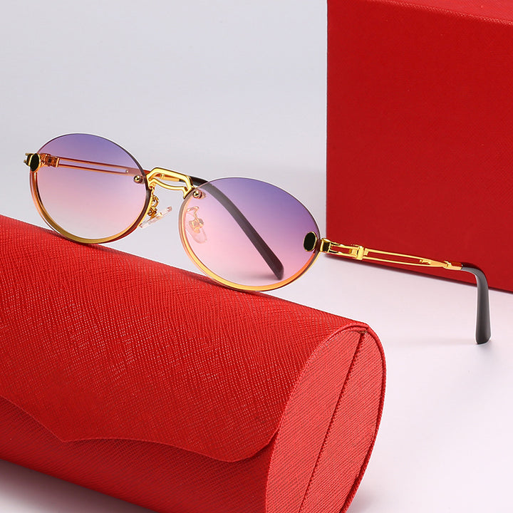 Dame moteriktig solbrille med filigran metallramme og stilleggende design Skanto