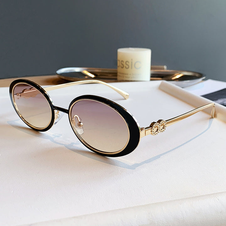 Dame moteriktig solbrille med stilfullt oseanisk design Skanto