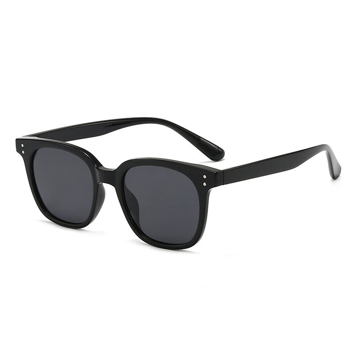 Kvinnelige fashionable solbriller i elegant design med solid ramme Skanto