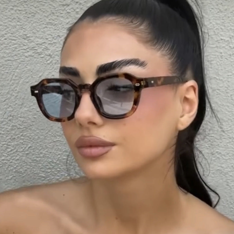 Women's sunglasses in modern design with polarized lenses Skanto