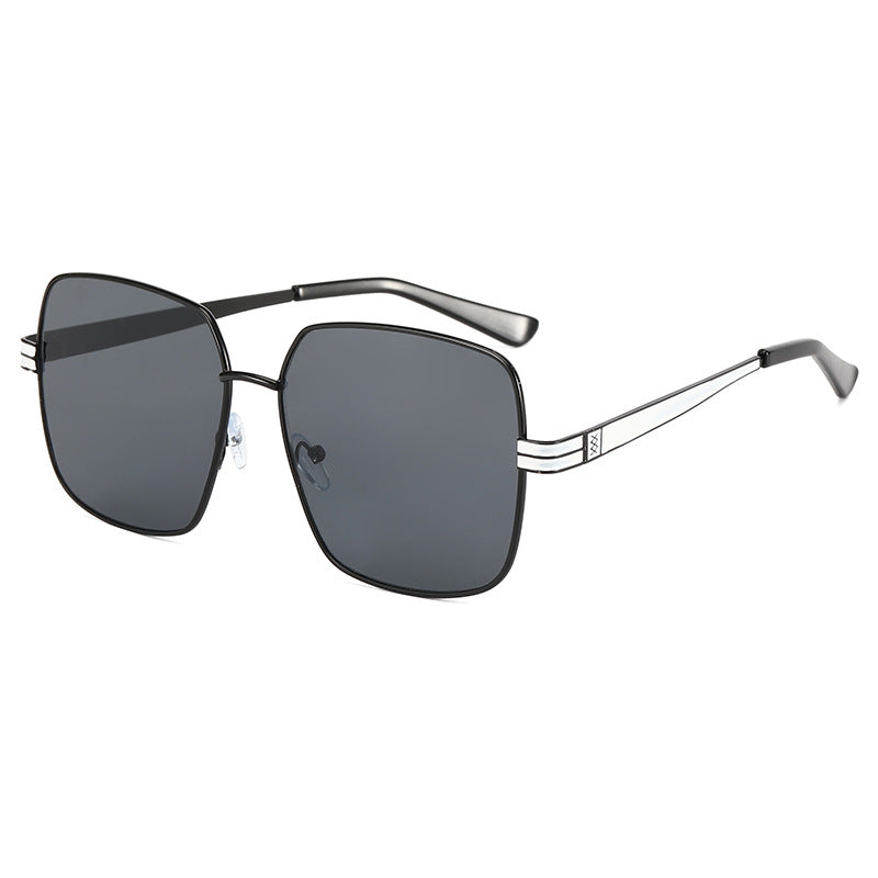 Dame moteriktig firkantet brille med filigran metallramme Skanto