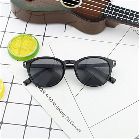 Dame moterik rund solbrille med elegant plastramme Skanto