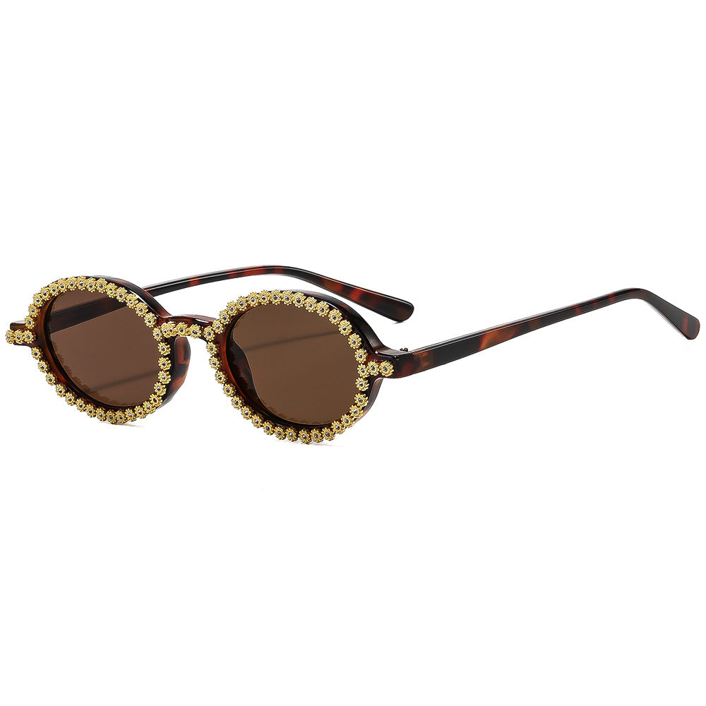 Damer moteriktig solbrille med blomstrete krystallramme Skanto