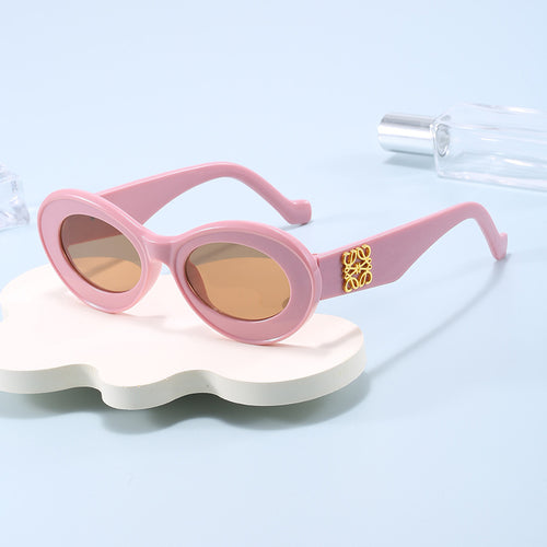 Dame moteriktig solbrille med oval ramme og gullapplikasjoner Skanto