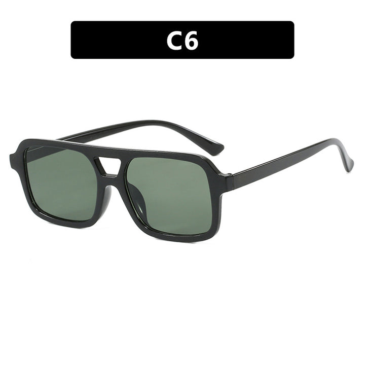 Dame moteriktig kvadratisk solbrille laget av transparent plast Skanto