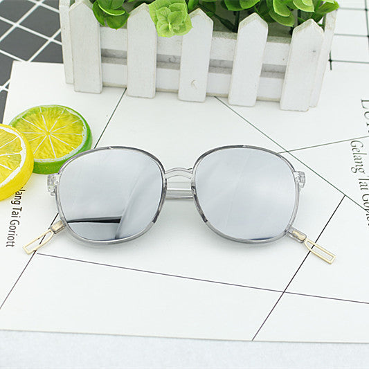 Dame moteriktig kvadratisk solbrille med gjennomsiktig ramme Skanto