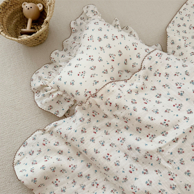 Unisex Musselinteppe med delikat blomsterdesign og elegante volanger Skanto