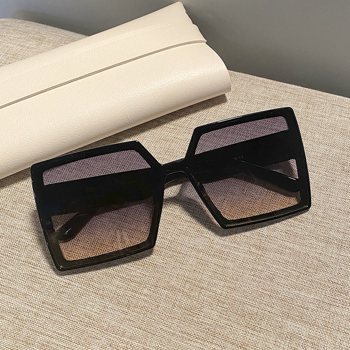Dame kvadratisk solbrille med robust ramme og stillegant design Skanto