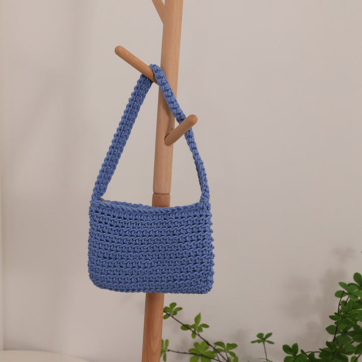 Handmade straw shoulder bag with textured design Skanto