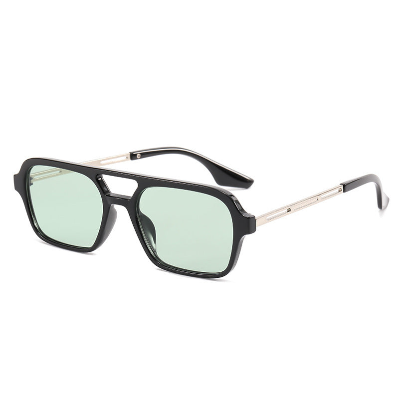 Dame designer solbriller med elegant transparent ramme og gule glass Skanto