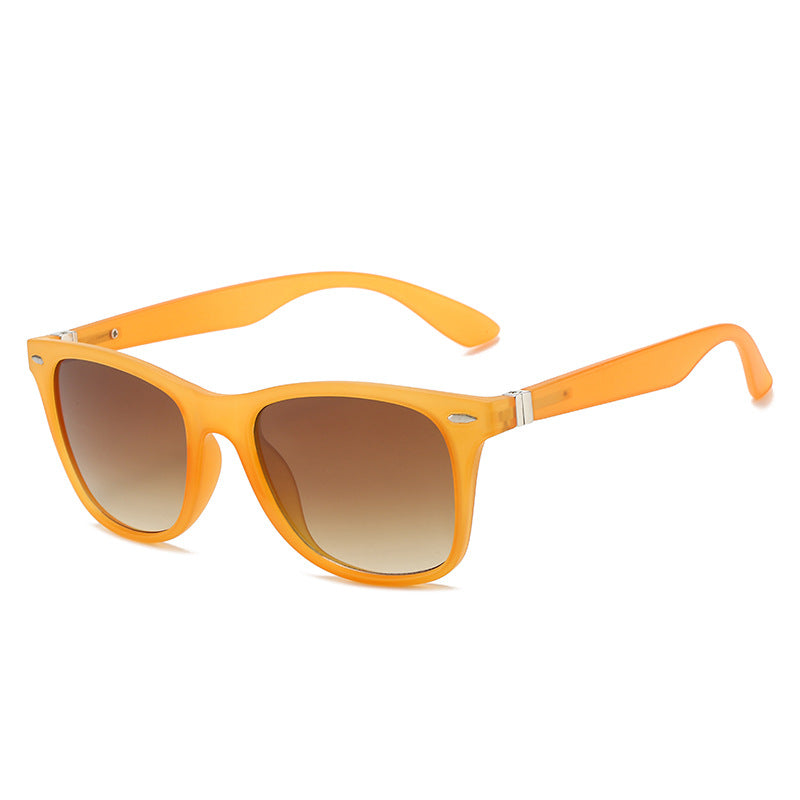 Dame moteriktig solbrille med beskyttende UV-beskyttelse og trendy design Skanto