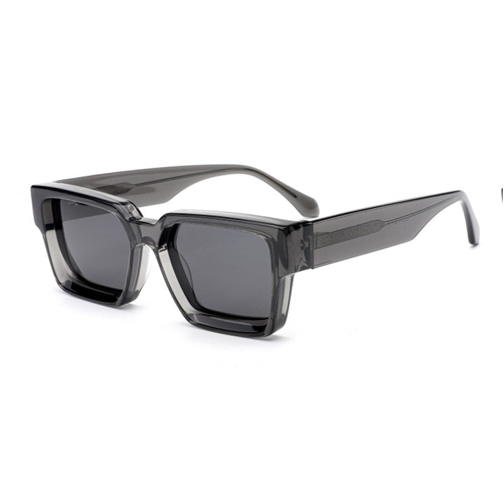 Dame moteriktig solbrille i stilfull design med bred ramme Skanto