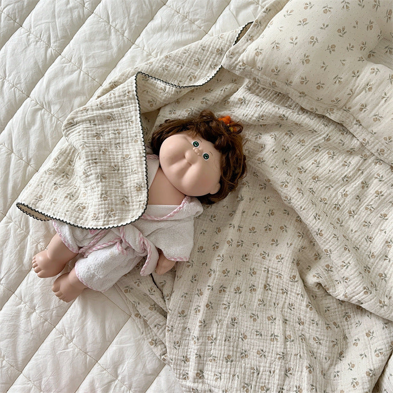 Unisex Musselinteppe med delikat blomsterdesign og elegante volanger Skanto