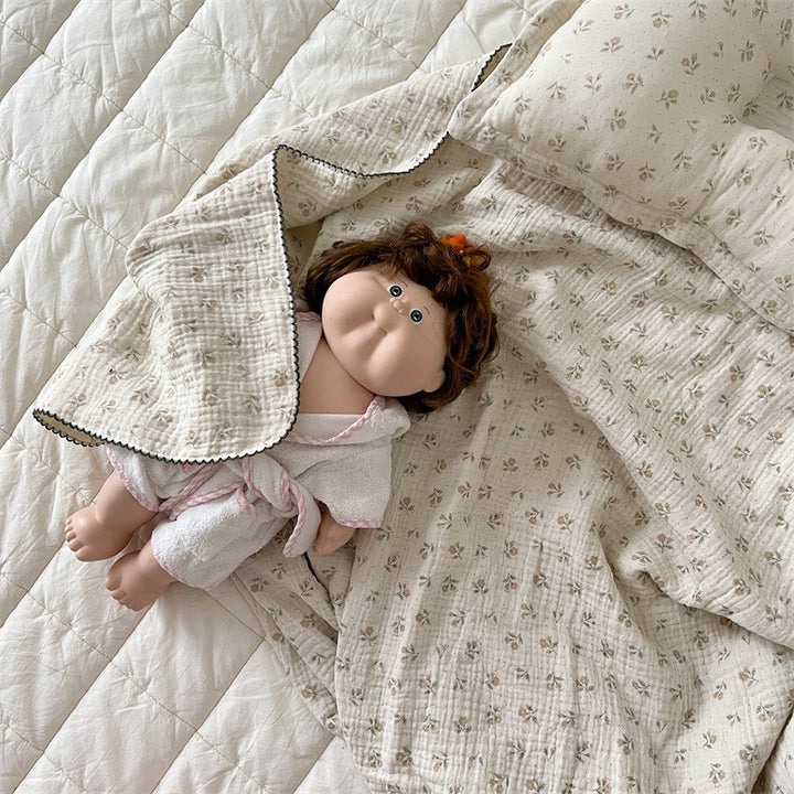 Unisex Musselinteppe med delikat blomsterdesign og elegante volanger Skanto