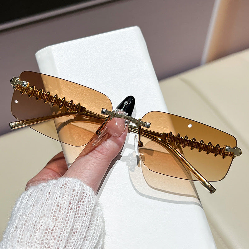 Dame elegant og moteriktig brille Skanto