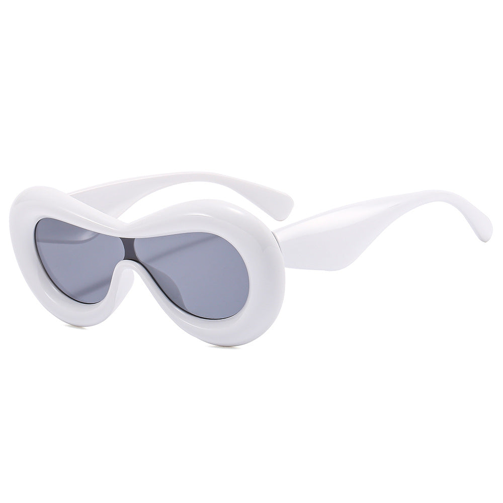 Dame moteriktig solbrille med nostalgisk sving Skanto