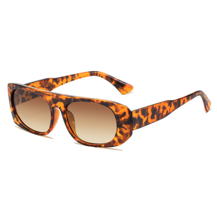 Dame moteriktig solbrille i elegant skjolddesign Skanto