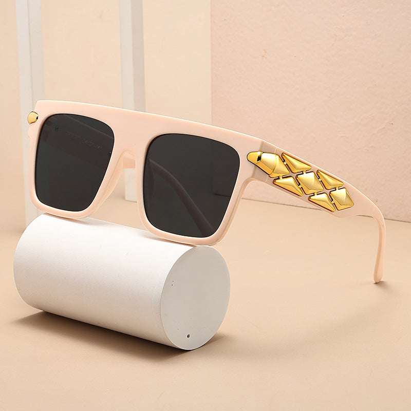 Dame elegant designer solbriller med luksuriøse ramme detaljer Skanto
