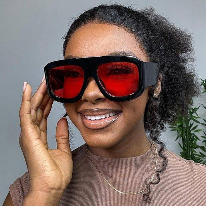 Women's fashionable oversized sunglasses with striking design Skanto