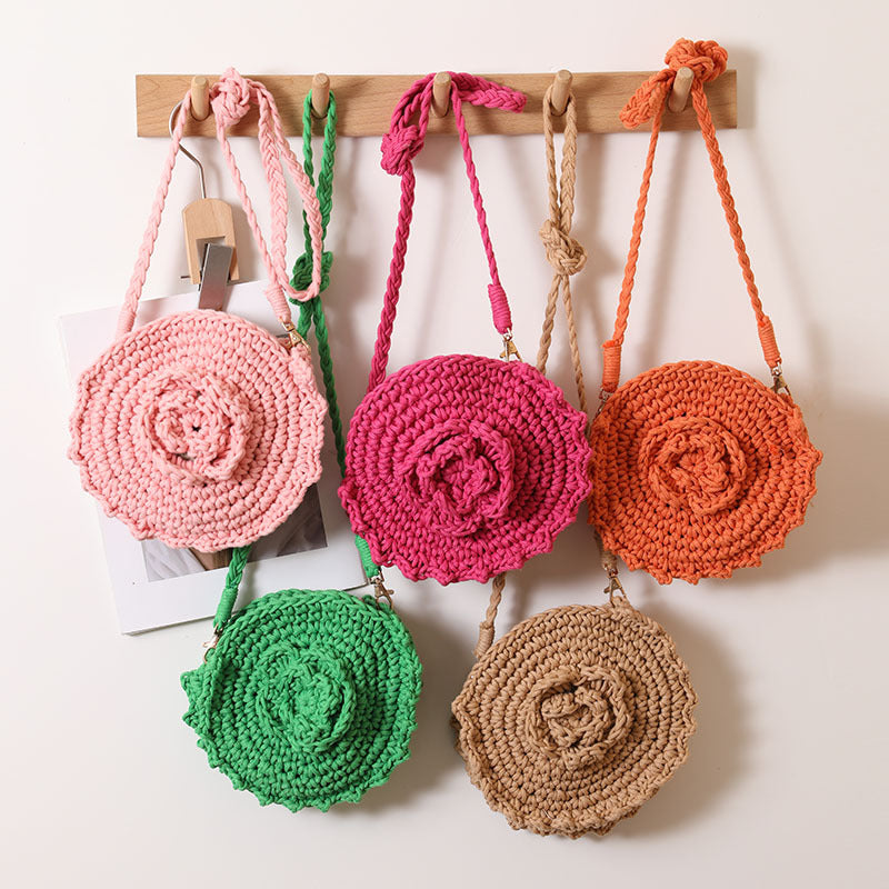 Hand-crocheted crossover bag with floral details Skanto