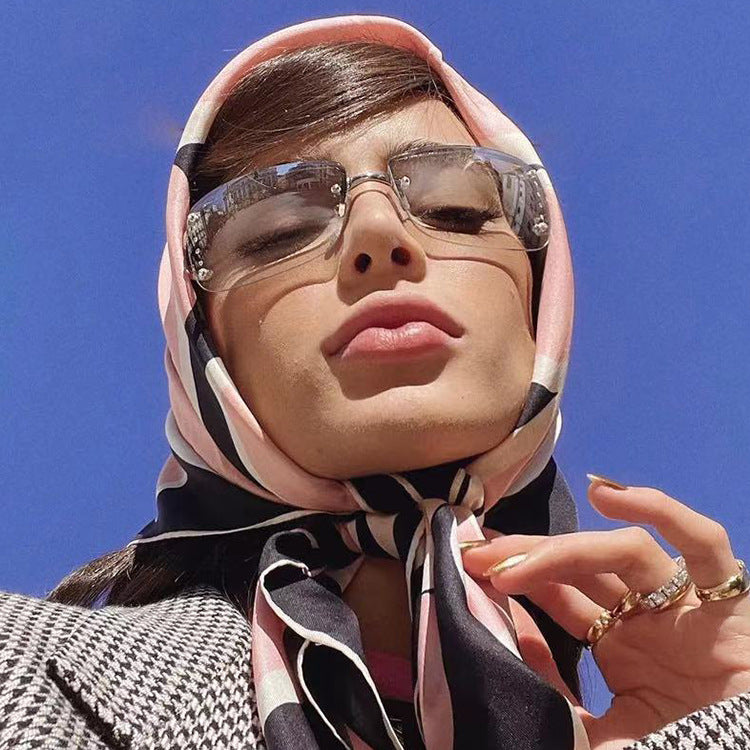 Women's extravagant sunglasses in modern design with fine accents Skanto