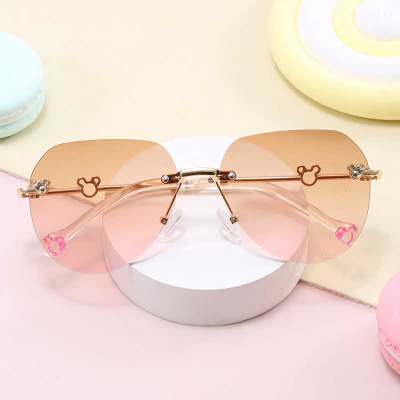 Dame lett geometrisk solbrille med unik ramme og speilede glass Skanto