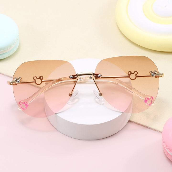 Dame lett geometrisk solbrille med unik ramme og speilede glass Skanto