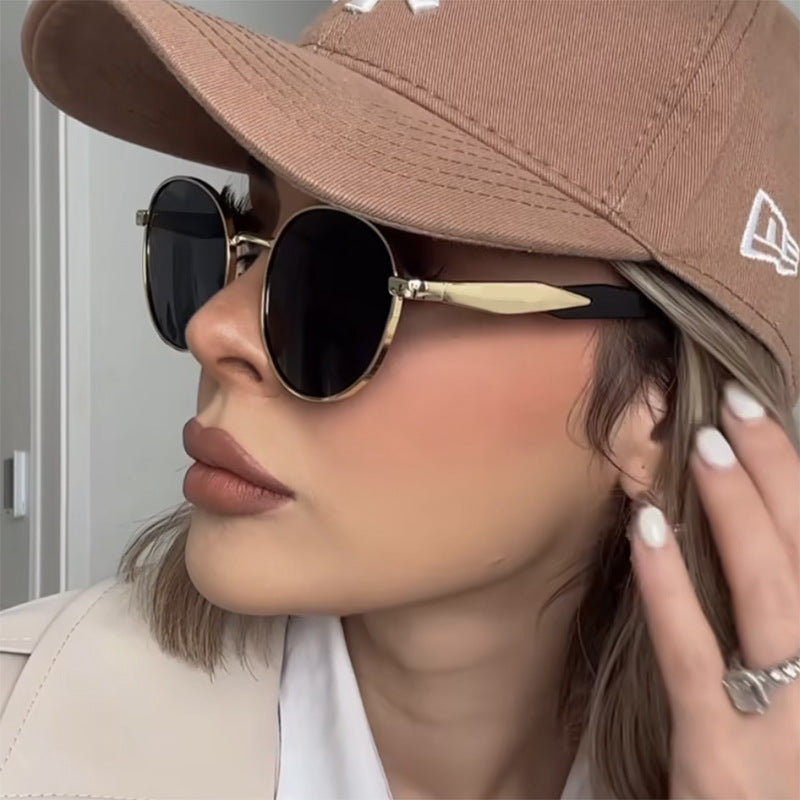 Women's round sunglasses with elegant, gold frame and UV protection Skanto