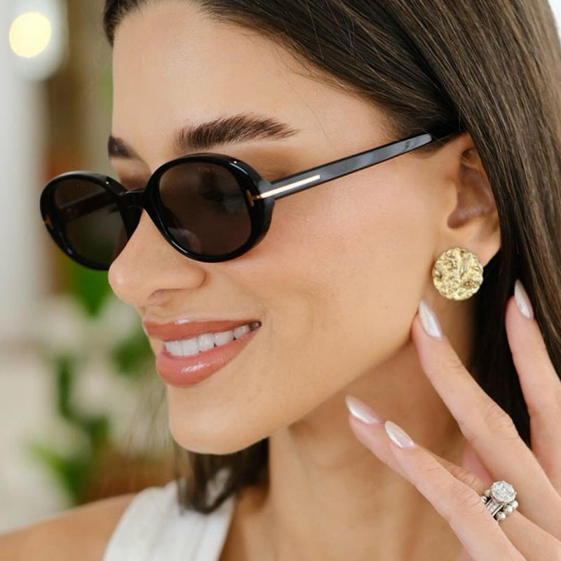 Women's stylish oval sunglasses with golden details Skanto